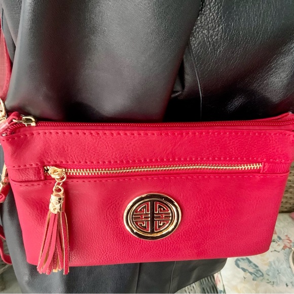 RED CROSSBODY w/MEDALLION / MESSENGER BAG⭐️ LIGHT WEIGHT- NEW CONDITION W/TAGS - Picture 14 of 14
